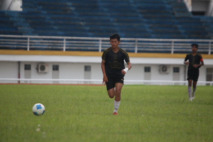 AMANKAN BOLA: Pemain Persid Jr berlari menuju bola. Pada laga 32 besar Piala Soeratin U-17 Jatim, Persid menang atas Persekam Metro FC, kemarin (26/11). (YULIO FA/RADAR JEMBER)
