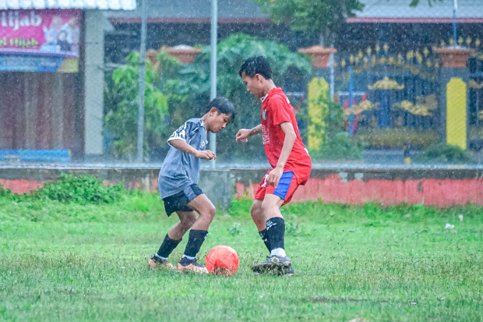 CARI CELAH: Bhineka Perseta (kiri) mencoba melewati hadangan pemain Perseta Selection pada laga trofeo di lapangan Desa Tegalsari, Kecamatan Ambulu, kemarin (25/11). (AKMAL)