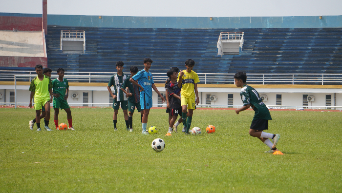 BERLATIH: Pemain Persid Jr berlatih shooting. Cara tersebut sebagai langkah untuk memperbaiki finishing. (YULIO FA/RADAR JEMBER)