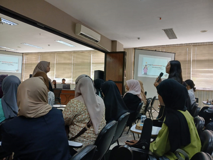 ANTUSIAS: Salah satu peserta seminar Rhythm of Recovery menanyakan tentang cara mengatasi stres. AUDYA AMALIA MUFIDA / RADAR JEMBER