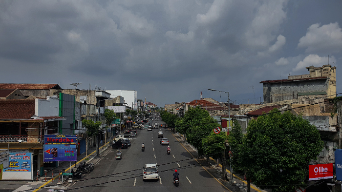 KELABU: Gumpalan awan hitam mulai menyelimuti langit kota Jember, kemarin (5/11) siang. Curah hujan di Jember terbilang normal. AZZQAL AZQIYA