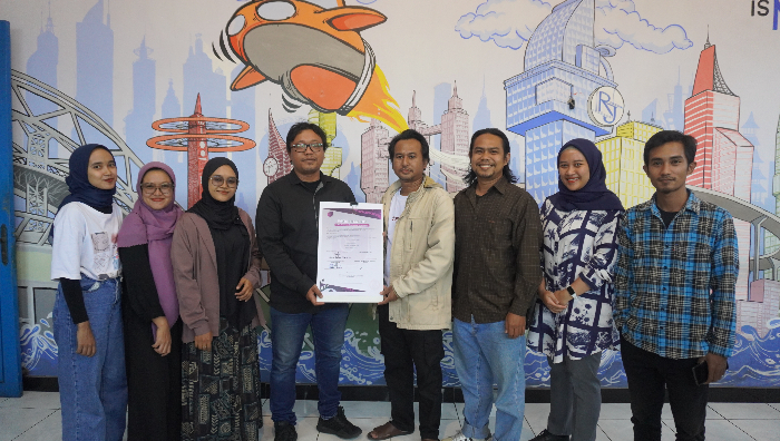 AJI Jember bersama pemred, redaktur, dan tim digital Jawa Pos Radar Jember berfoto bersama setelah tanda tangan pakta integritas kampanye 16 hari antikekerasan terhadap perempuan. Rifki Bagus / RJ