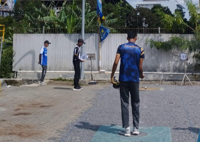 ATUR POSISI: Atlet petanque Jember berdiskusi menentukan strategi urutan melempar bola pada Kejurprov VI Petanque Jatim, di Universitas Negeri Malang (UM). FOPI JEMBER