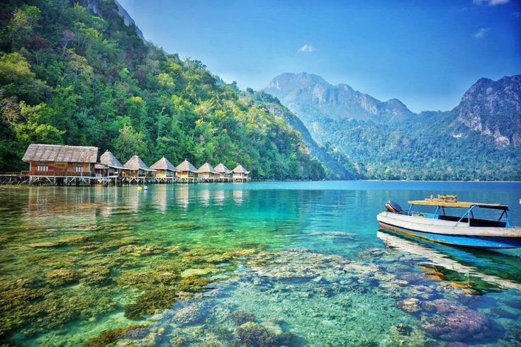 Keindaan Pulau Maluku (Pinterest)