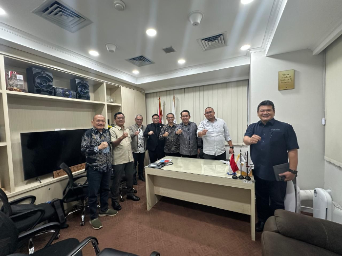 Calon bupati terpilih, Muhammad Fawait (tiga dari kanan), ditemani sejumlah elite Partai Gerindra, saat menemui Direktur PT Angkasa Pura dan Citilink, untuk membahas rencana reaktivasi Bandara