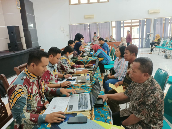 DIPERMUDAH: ASN Pemkab Jember yang akan masuk usia pensiun mengurus berkas yang dibutuhkan dalam satu tempat, dalam program One Stop Service. BKPSDM JEMBER
