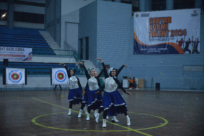 TAMPIL KECE: Penampilan Asosiasi Instruktur Aerobik dan Fitnes (Asiafi) sebagai best perform dalam Gebyar Kormi Talent, yang berlangsung di GOR PKPSO Kaliwates, akhir November lalu. M ADHI SURYA/RADAR