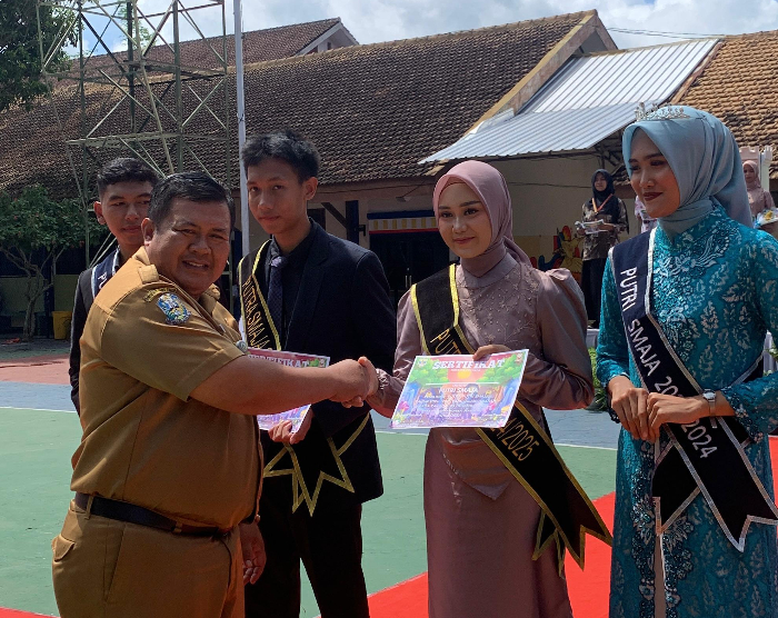APRESIASI: Kepala SMAN Arjasa Selamat Supriyadi memberikan selamat kepada Gus Ning SMAJA. SMANJA