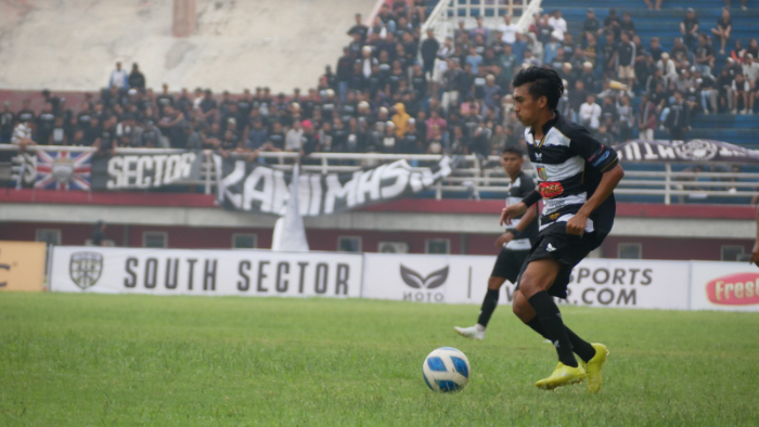 FOKUS BERLATIH: Coach Persid Jember Misnadi Amrizal saat memberi arahan kepada Skuad Macan Raung, di Stadion Jember Sport Garden (JSG). M ADHI SURYA/RADAR JEMBER