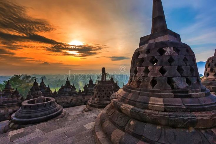 Foto : Candi Borobudur (Pinterest)