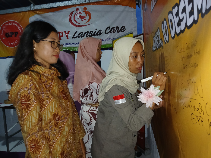 BERIKAN SUPPORT: Pesan dan dukungan disampaikan secara tertulis oleh setiap undangan launching bersama rumah aman berbasis masyarakat di Kantor Gerakan Peduli Perempuan Jember. MEGA SIL /RADAR JEMBEr