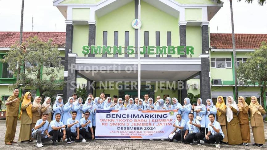 Tim Kaliber bersama SMK Negeri 1 Kotobaru (Instagram @info.smkn5jember)