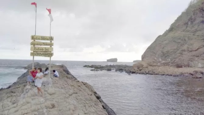 Pantai Watu Ulo (Radar Jember)