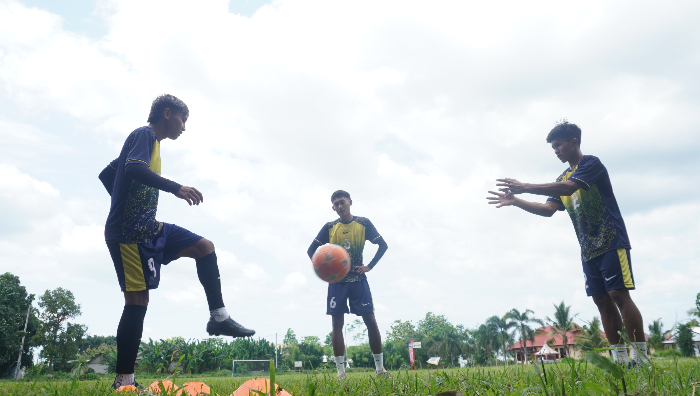 JAGA BOLA: Skuad Macan Raung melakoni sesi latihan di Lapangan Persada, Desa Ajung Kulon, Kecamatan Ajung, menjelang Liga 4 yang akan dilaksanakan Januari nanti. (YULIO FA/RADAR JEMBER)