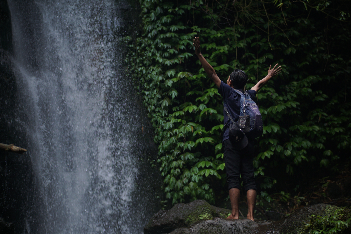 JAGA KESELAMATAN: Selama libur Nataru, warga yang liburan di air terjun, sungai, kolam, hingga laut, diimbau agar waspada karena cuaca ekstrem. YULIO FA/RADAR JEMBER