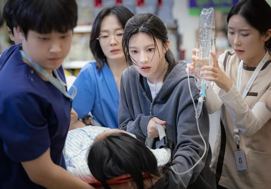 Go Yoon Jung dalam drama Resident Playbook (Instagram @maakorea)