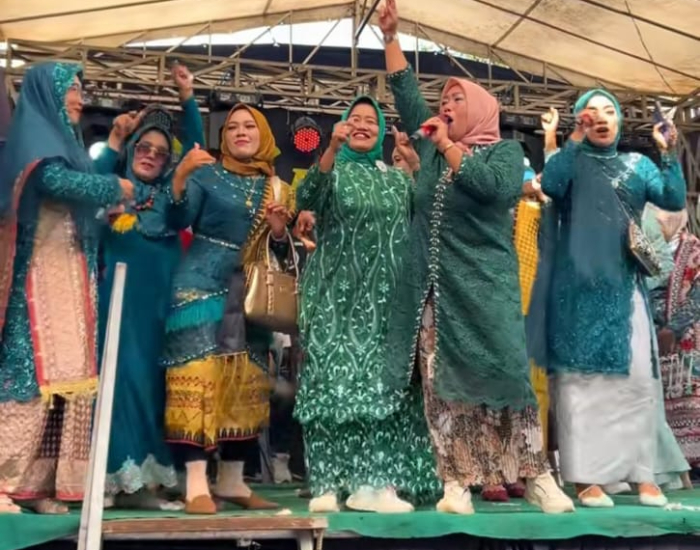 Ibu Susila Wati, penyanyi lagu yang viral dari Lampung (TikTok @ahie_amir)
