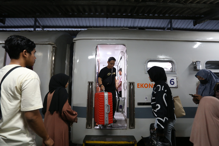 MODA TRANSPORTASI: Penumpang KA Sri Tanjung hendak turun di Stasiun Jember, kemarin (29/12).(YULIO FA/RADAR JEMBER)