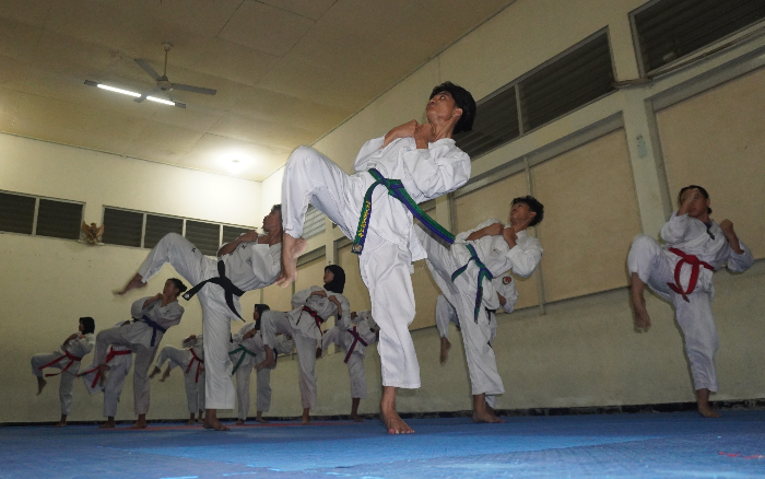 PASANG JURUS: Taekwondoin Jember melangsungkan latihan di PDP Kahyangan, sebelum berangkat ke Kejurprov Antar Pelajar dan Mahasiswa Taekwondo Jatim, pada November lalu. (YULIO FA/RADAR JEMBER)