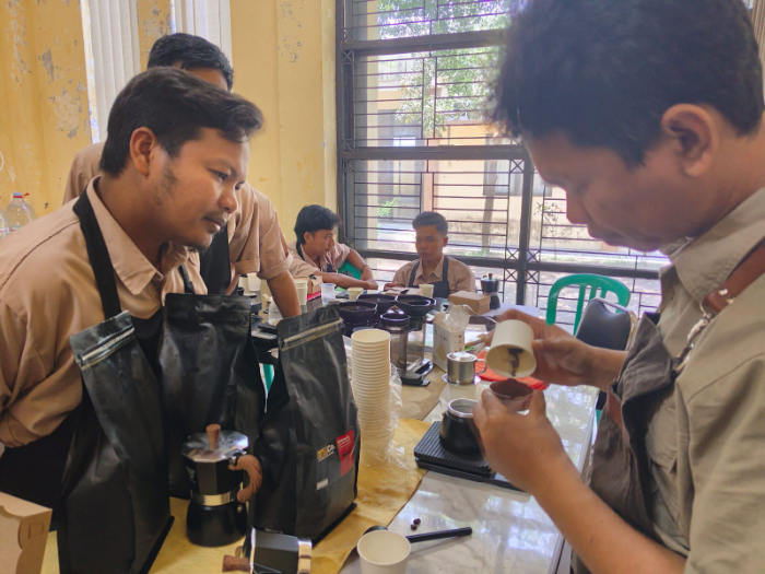 PENGARUH KE PERASAAN: Setiap kali berhasil membuat latte art yang sempurna, ada rasa kepuasan tersendiri. (BLK BONDOWOSO)