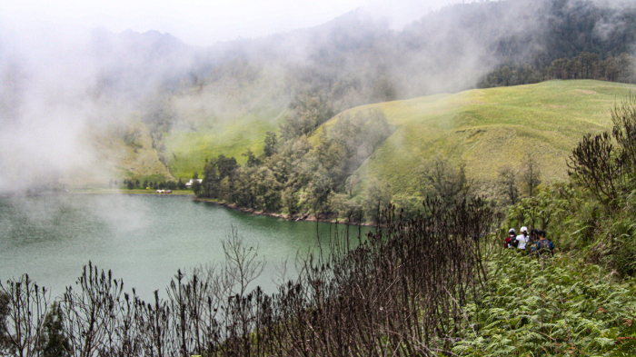 KEHIJAUAN: Keindahan Ranu Kumbolo yang memiliki nuansa kehijauan tampak lebih asri setelah lima tahun ditutup. MUHAMMAD HASBI/RADAR SEMERU