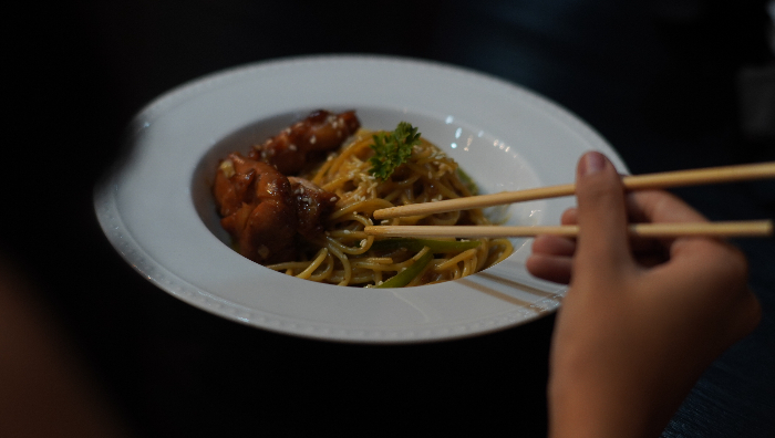 HARUS SABAR: Penggunaan sumpit ketika makan, harus diambil secara perlahan. (YULIO FA/RADAR JEMBER)
