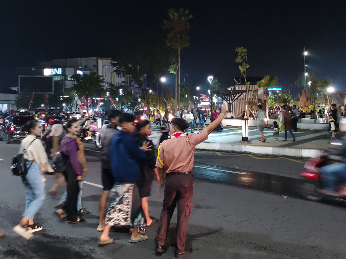 Sejumlah anggota Pramuka dari Saka Bhayangkara Patrang membantu keamanan dan ketertiban lalu lintas di Alun-Alun Jember Nusantara menjelang pergantian tahun, Selasa (31/12). (SAKA BHAYANGKARA PATRANG)