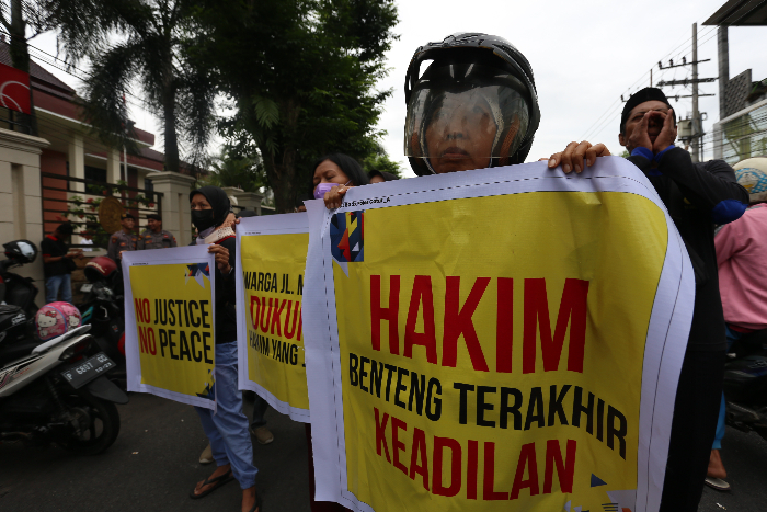 DEMONSTRASI: Warga Jalan Mawar Lingkungan Tegalrejo RW 15 Kelurahan Jember Lor, Kecamatan Patrang mendemo Gedung DPRD Jember dan Kantor PN Jember, kemarin (6/12) siang. (YULIO F A/RADAR JEMBER)