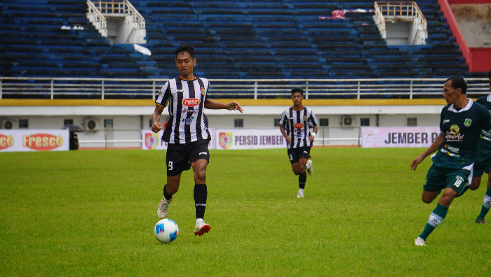 JURU GEDOR: Penyerang Persid Rafli Ramadhan saat berhadapan dengan Persekap. Siang ini, Persid akan melawan Persipro 1954 di Stadion JSG. (YULIO FA/RADAR JEMBER)