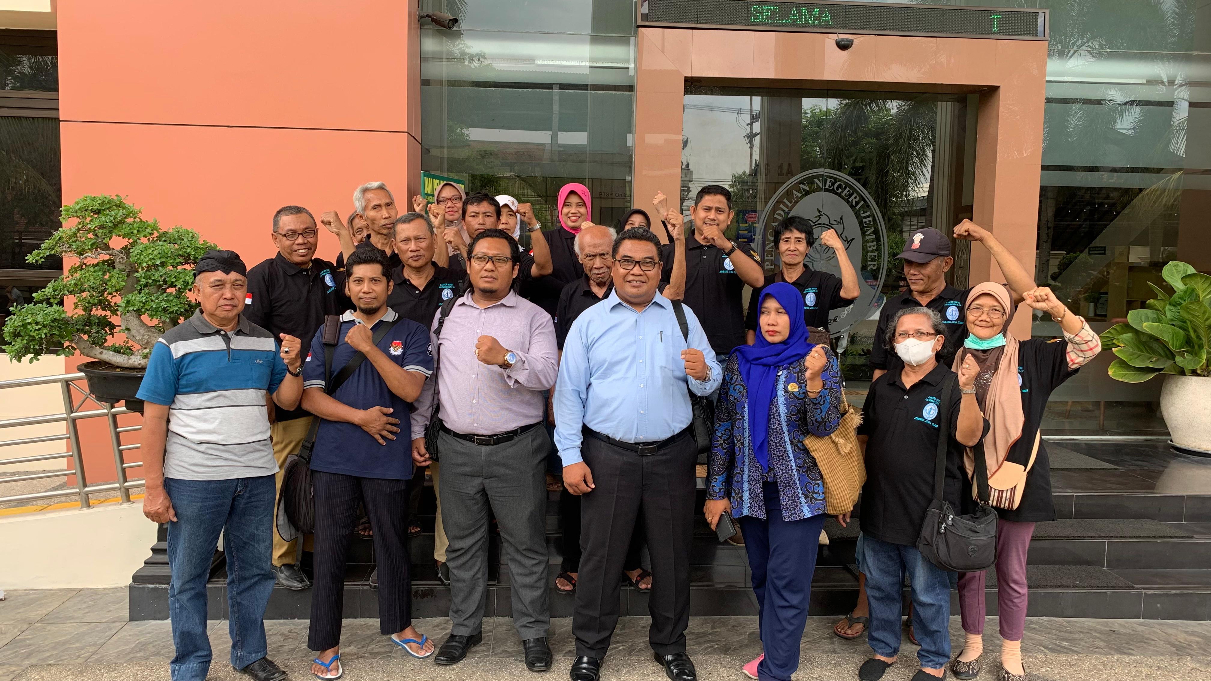 BERJUANG: Warga Jalan Mawar Kelurahan Jember Lor kompak datang ke PN Jember untuk menunggu hasil putusan siding sela, kemarin (7/1). RETA CATUR PRISWANTONO