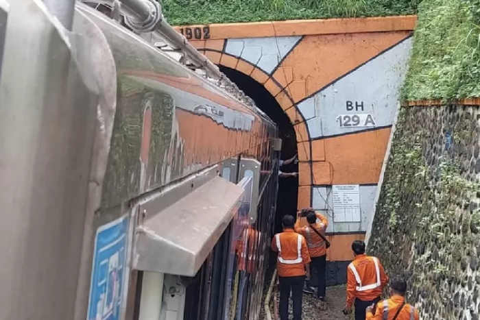 Kereta api Logawa tersangkut di terowongan Garahan (Radar Banyuwangi)