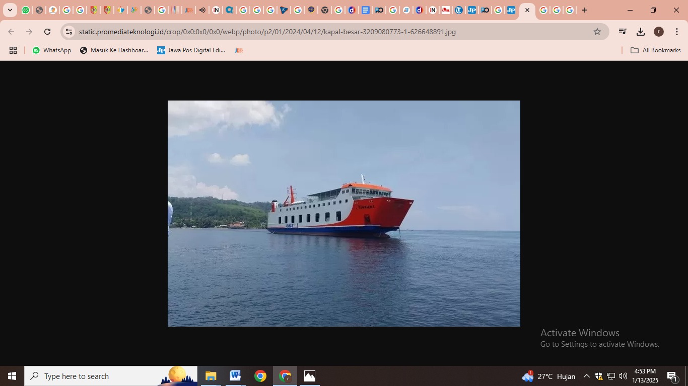 Kapal yang menyebrang di Selat Bali (jawapos.com)