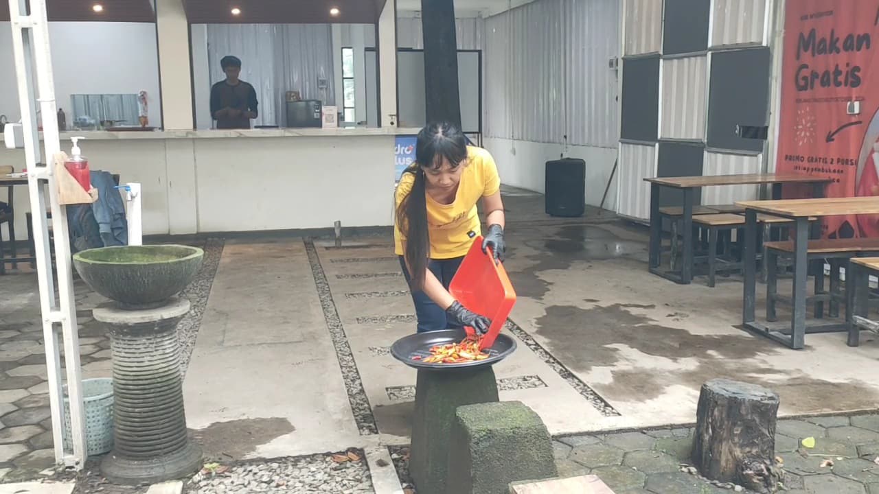Karyawan kedai Mie Nyonyor di Rest Area Jubung, Kabupaten Jember menjemur cabai agar rasanya semakin pedas. (M ADHI SURYA/RADAR JEMBER)
