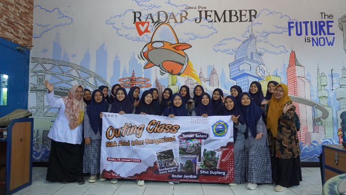 TIMBA ILMU: Kunjungan santri SMA Ahlul Irfan Bangsalsari di dapur redaksi Jawa Pos Radar Jember, Rabu (15/1). IVONA/RADAR JEMBER