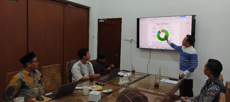 SAMPAIKAN CAPAIAN: Nazir wakaf, M. Irwan Zamroni Ali (berdiri), menyampaikan capaian dan realisasi kinerja Lembaga Wakaf Darul Hikam, selama tahun 2024 di Jember, kemarin  (17/1). MAULANA/RADAR JEMBER