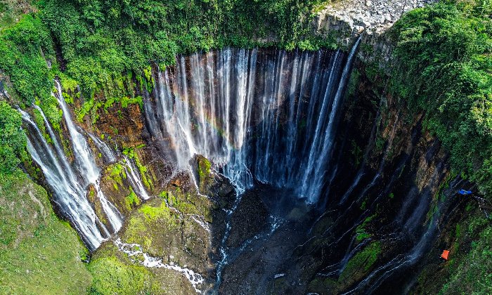 NIAGARA: Keindahan Air Terjun Tumpak Sewu Lumajang jika disaksikan dari destinasi Grojogan Sewu. MUHAMMAD HASBI/RADAR SEMERU
