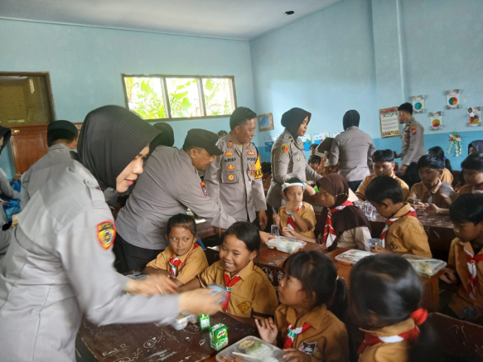 DAPAT KEJUTAN: Siswa SDN Pocangan 01, Kecamatan Sukowono, mendapatkan makanan bergizi gratis dari Polres Jember, kemarin pagi (17/1). POLSEK SUKOWONO/RADAR JEMBER