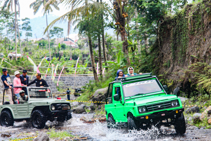 MENANTANG: Keseruan Jeep Offroad yang bisa dirasakan pengunjung saat mencoba destinasi wisata baru Grojogan Sewu di Desa Sidomulyo, Kecamatan Pronojiwo, Lumajang.