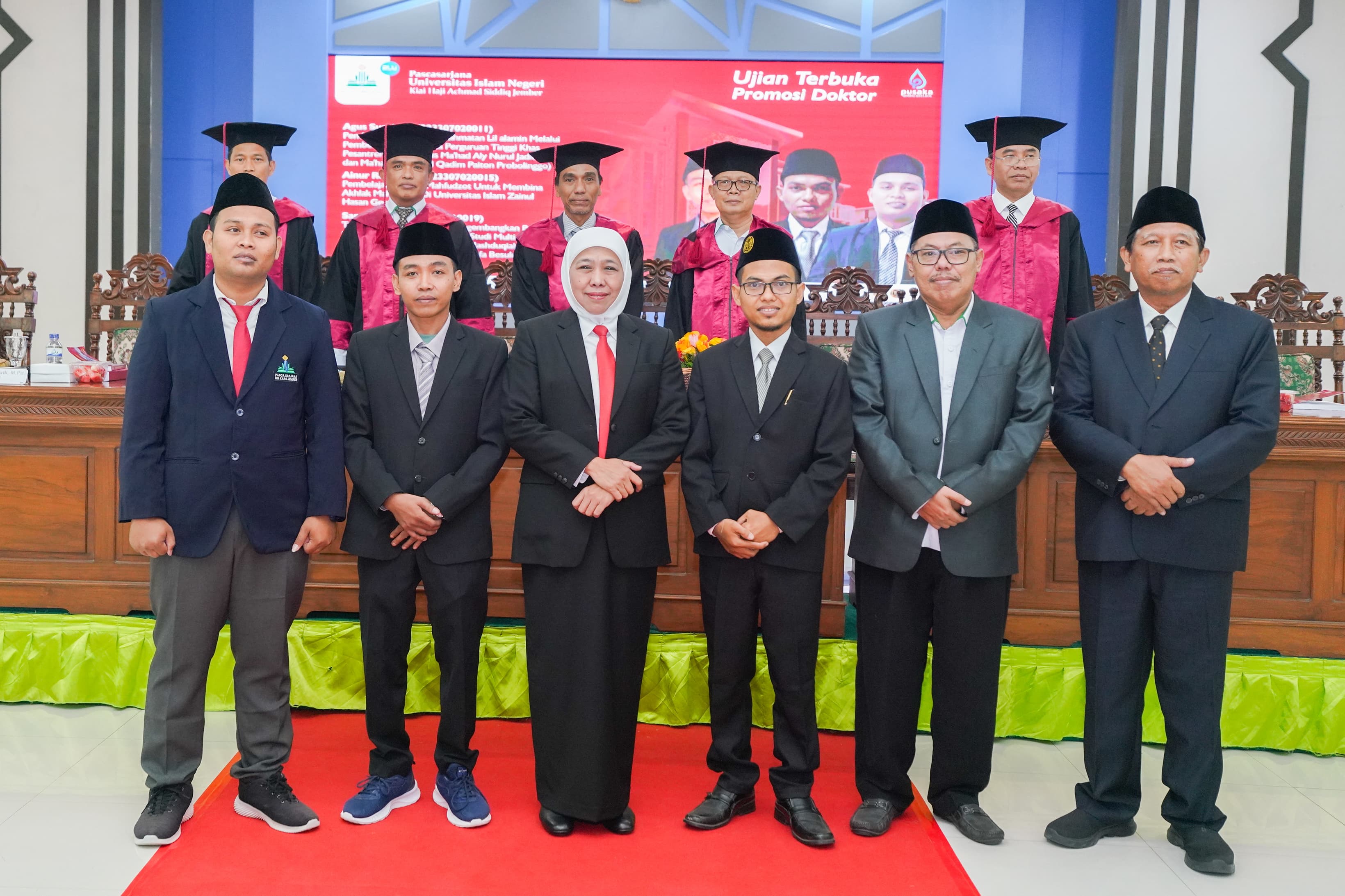 Gubernur Jatim terpilih, Khofifah Indar Parawansah (Tengah) bersama tiga penerima bersama penerima beasiswa dan rektor UIN KHAS Jember, Prof Dr Hepni serta Ketua LPPD Jatim, Prof Abdul Halim Soebahar