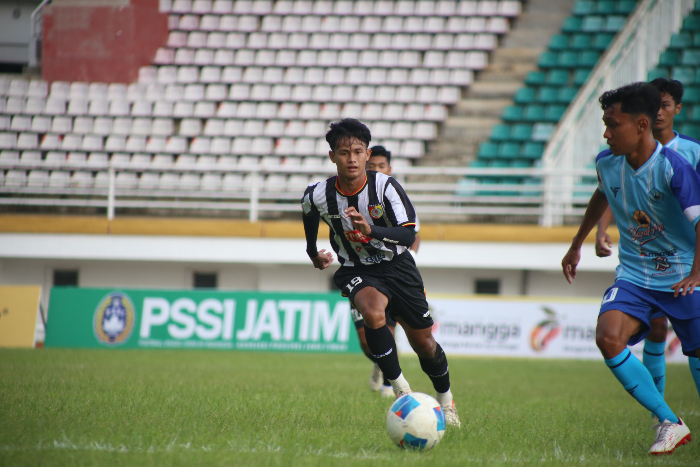 TUNJUKAN TAJIMU: Pemain Persid yang menyongsong bola pada laga babak penyisihan grup. Sore ini Persid akan melawan tuan rumah Persewangi pada babak 32 besar Grup AA Liga 4 Jatim di Stadion Diponegoro.
