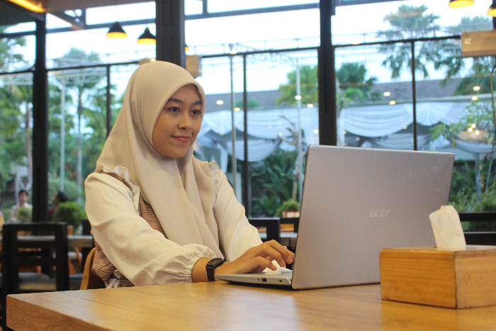 DARI MANA SAJA: Lovany Azzahra menggarap salah satu proyek promosi digital produk dari klien. Freelance juga membuatnya bisa bekerja dari mana saja. HILMI BASKORO/RADAR IJEN