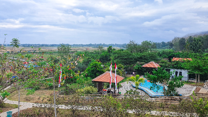 Selain bisa menikmati keindahan, di Agrowisata Gumuk Watu juga menyediakan wahana bermain air untuk anak-anak dan orang dewasa. Azzqal Azkia/Radar Jember