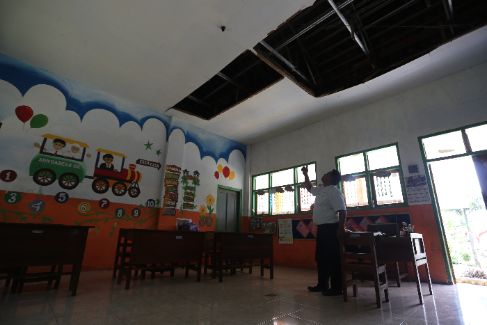 JEBOL: Plafon di ruang kelas 3 SD Negeri Badean 02 banyak yang runtuh. Kegiatan belajar mengajar terhambat oleh rasa waswas. YULIO FA/RADAR JEMBER