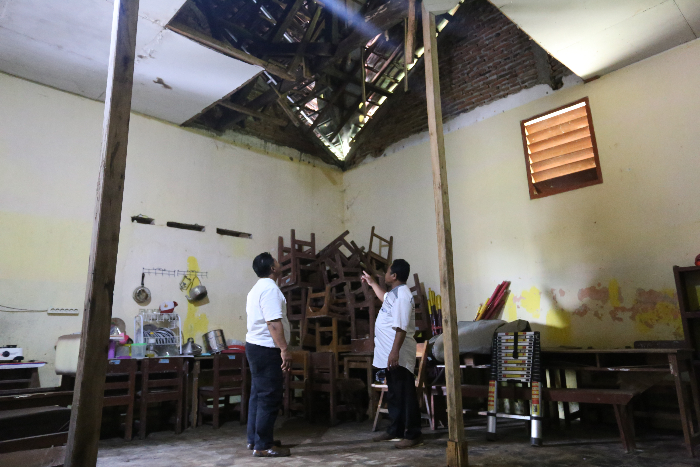 JEBOL: Plafon di ruang kelas 3 SD Negeri Badean 02 banyak yang runtuh. Kegiatan belajar mengajar terhambat oleh rasa waswas. YULIO FA/RADAR JEMBER