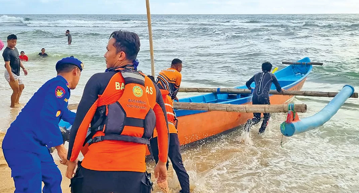 Petugas melakukan pencarian siswa SMPN 7 Mojokerto yang tenggelam di Pantai Drini, Gunungkidul, Selasa (28/1). (DOKUMENTASI POLSEK TANJUNGSARI/ JAWA POS)