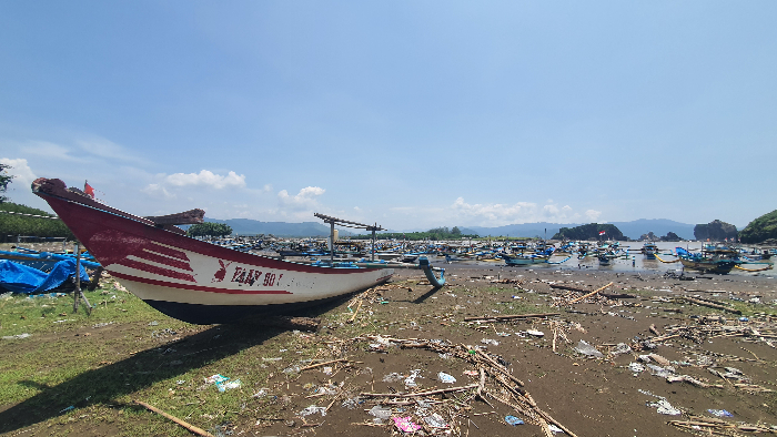 PARKIR: Ratusan perahu nelayan di Pantai Payangan, Desa Sumberejo, Kecamatan Ambulu, memilih tidak melaut. AZZQAL AZQIYA