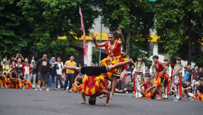 UNJUK KEBOLEHAN: Para pelajar menampilkan kesenian reog dalam lomba reog di Unej, November 2024 lalu. YULIO FA/RADAR JEMBER