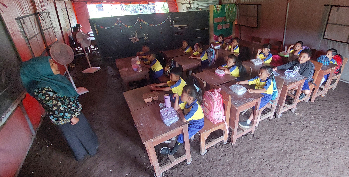 SEMANGAT BELAJAR: Siswa SDN Plalangan 03, di Dusun Jambuan, Desa Plalangan, Kecamatan Kalisat, yang menempati tenda bantuan BPBD Jember. JUMAI/ RADAR JEMBER