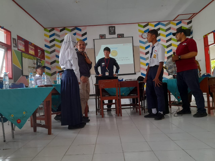 EDUKASI: Perwakilan JRCS dan PMI Jember menyapa sejumlah siswa dan guru di SMPN 1 Puger. PMI JEMBER