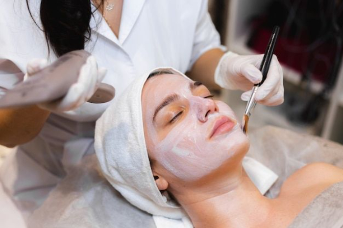 Ilustrasi facial treatment (Freepik)
